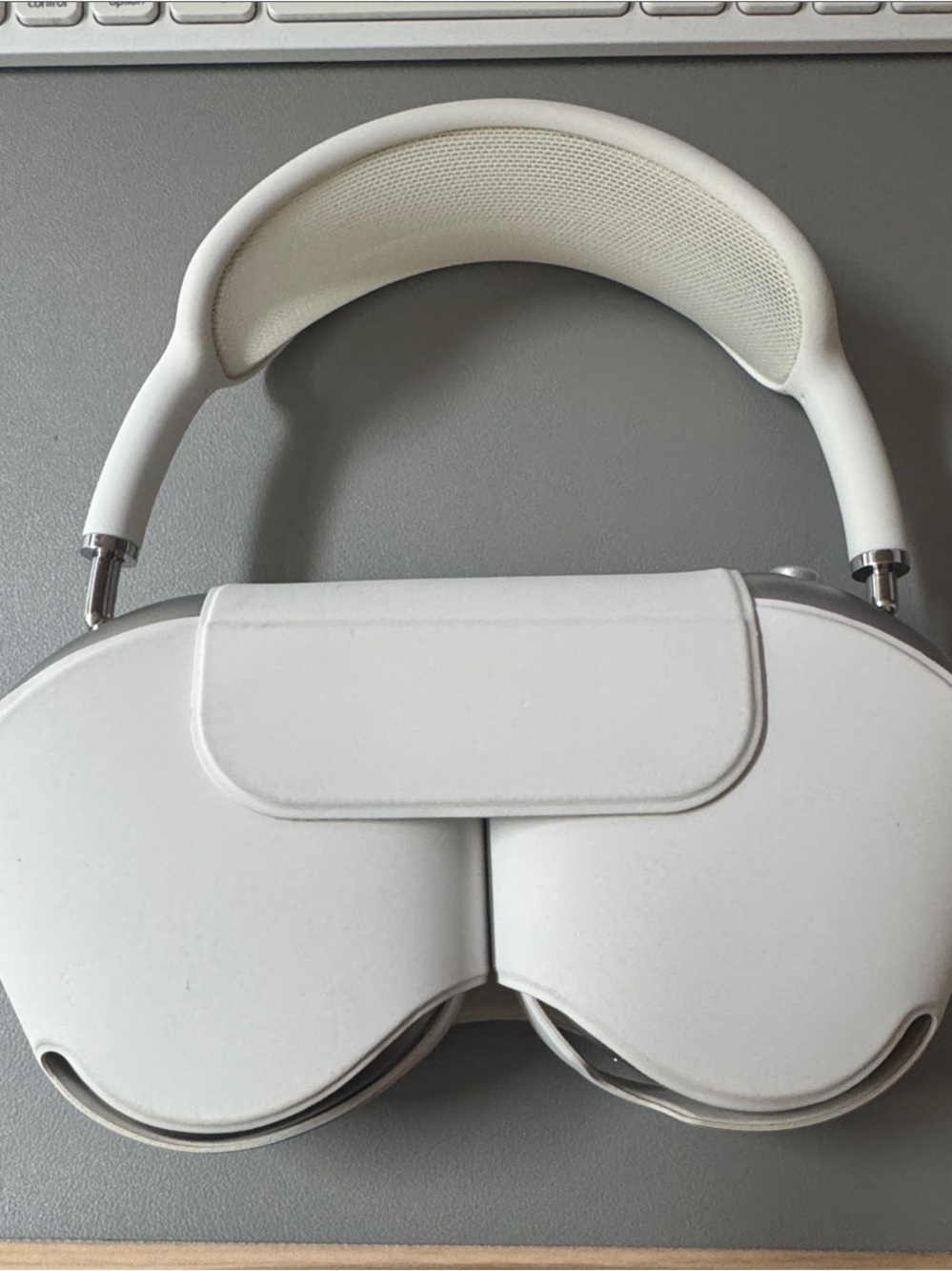 Apple White Standalone VR Headset with Cushioned Headband